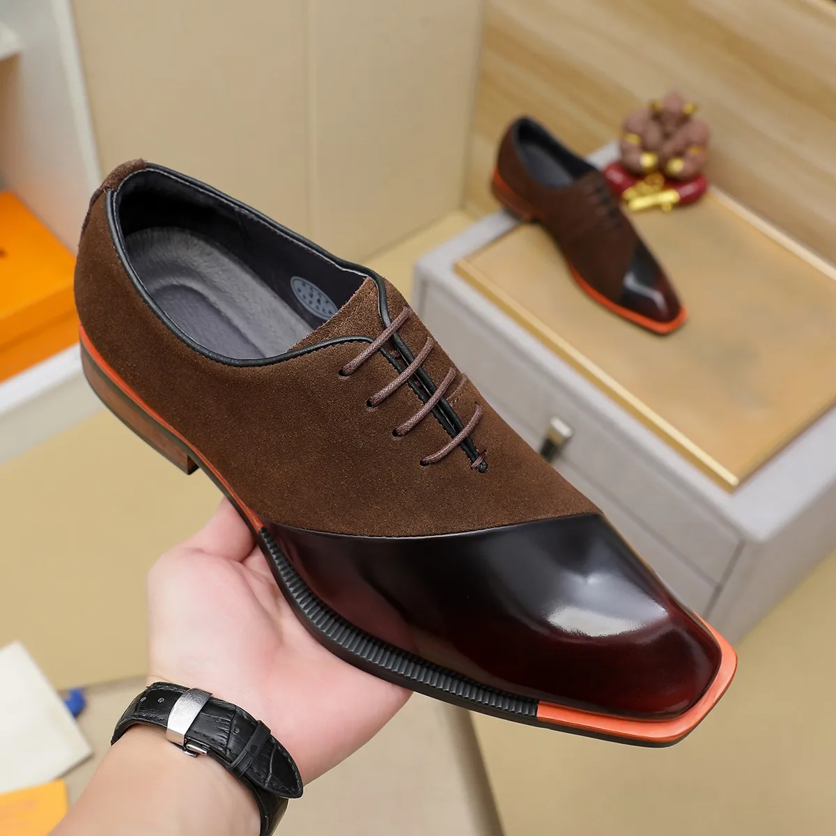 Men's shoes 💰620 💰 Louis Vuitton LV ® Autumn and Winter 🆕 models 🔛Full shoe counter First layer cowhide, 🐂leather lined casual shoes for men, super soft outsole, essential for driving. Counter synchronized original first layer cowhide completely 1:1 mold customization 🌹Top version, 2 colors available! Number: 38-45 (37.46. Customized)